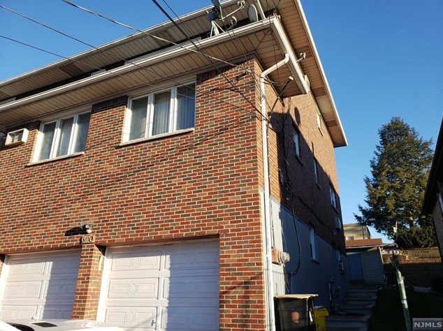 320 3rd St, Palisades Park, NJ 07650