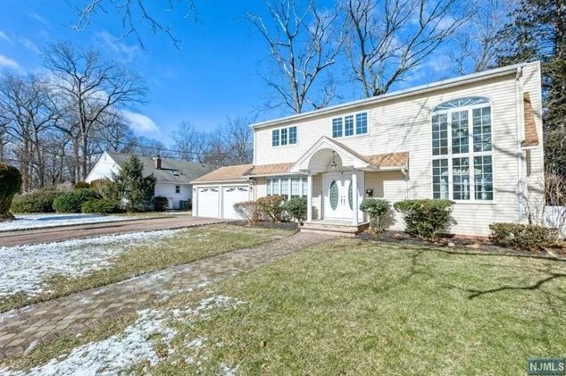 7 Woodland Rd, Cresskill, NJ 07626