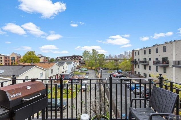 18-2 Ash St, Jersey City, NJ 07304-4145