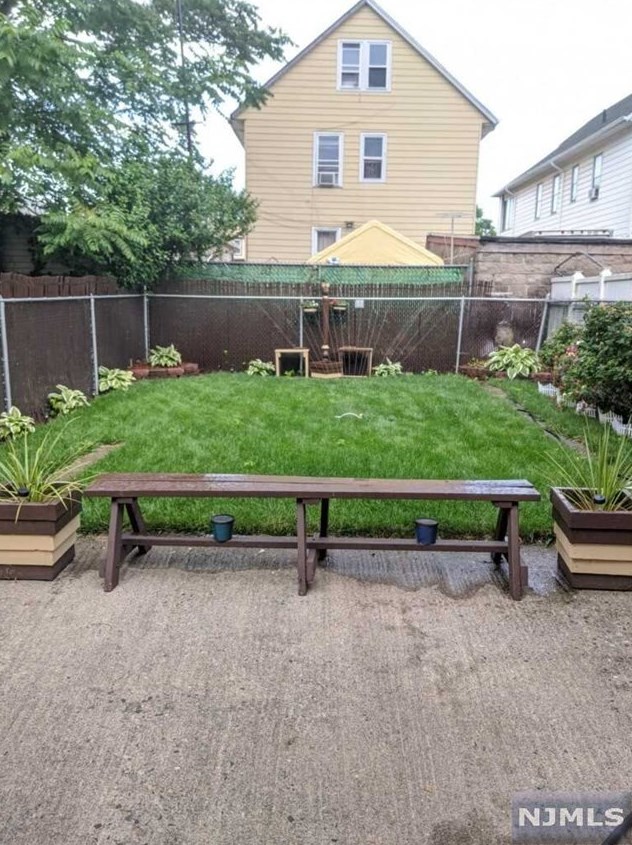 148 7th St, Paterson, NJ 07522-1205