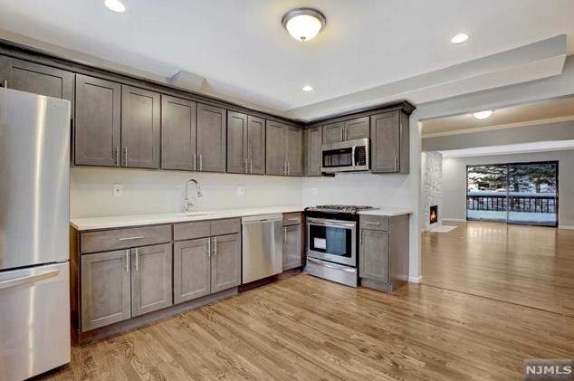 8 Holiday Ct, Westwood NJ 07675-5708 exterior