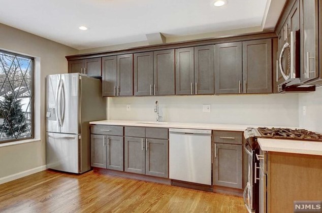 8 Holiday Ct, Westwood NJ 07675-5708 exterior