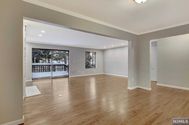 8 Holiday Ct, Westwood NJ 07675-5708 exterior