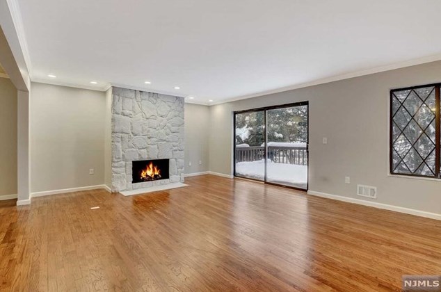 8 Holiday Ct, Westwood NJ 07675-5708 exterior