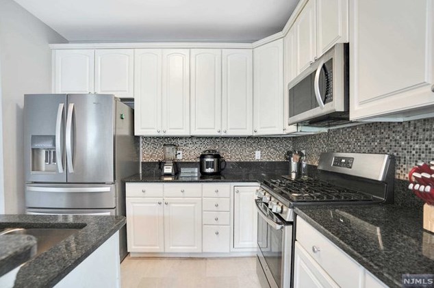 309 Midland Ct, West New York, NJ 07093-8321