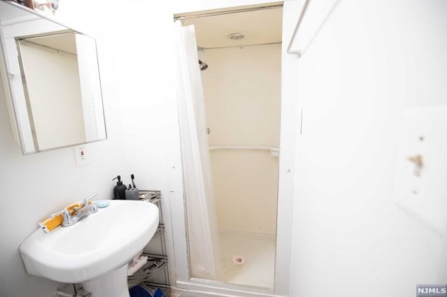 8 High Point Cir, Beaver Lake, NJ 07416-2107