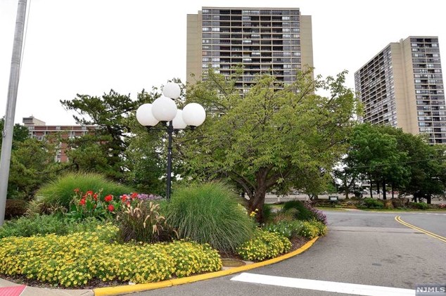 6 Horizon Rd, West Fort Lee NJ  07024-6601 exterior