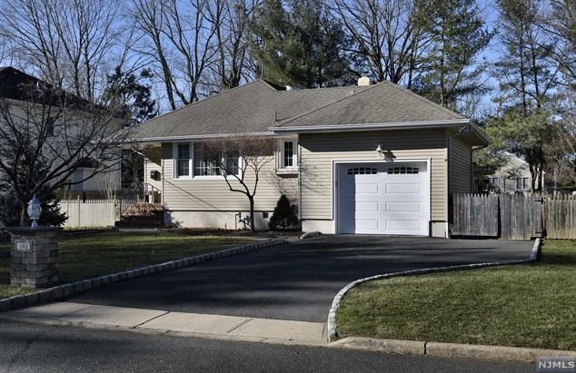 302 Hirschfield Pl, N Milford, NJ 07646