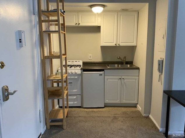 411 Park Pl #3h, West Fort Lee, NJ 07024