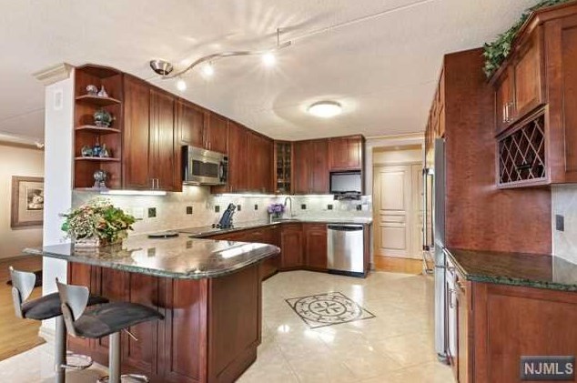 250 Gorge Rd #15d, Cliffside Park, NJ 07010