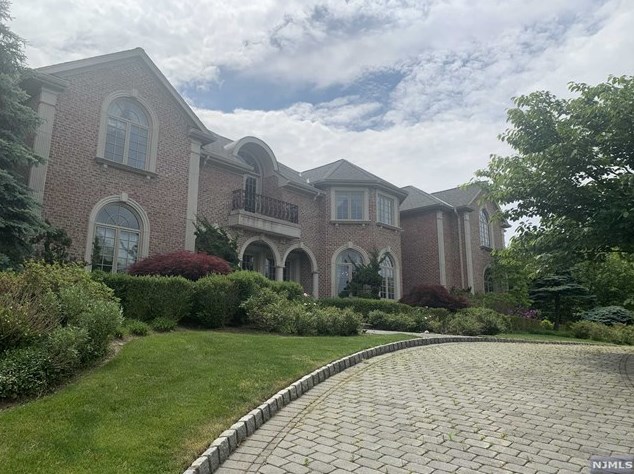 110 Hoover Dr, Cresskill, NJ 07626