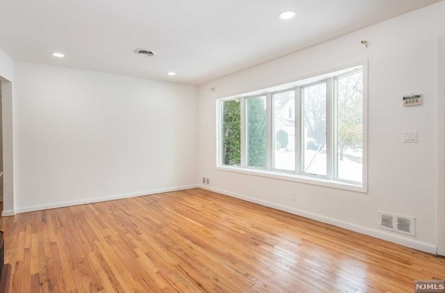 686 Victoria Ave, Paramus NJ  07652-1944 exterior