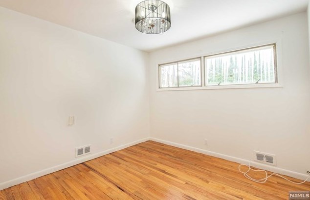 686 Victoria Ave, Paramus NJ  07652-1944 exterior