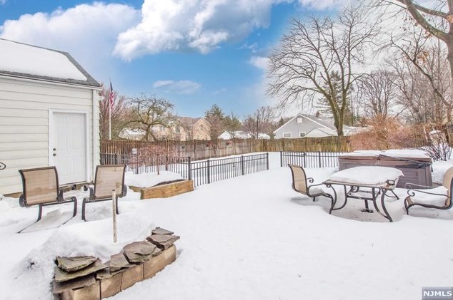 686 Victoria Ave, Paramus NJ  07652-1944 exterior