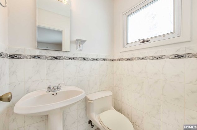 686 Victoria Ave, Paramus NJ  07652-1944 exterior