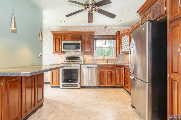 686 Victoria Ave, Paramus NJ  07652-1944 exterior