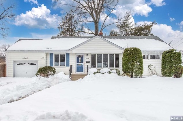 686 Victoria Ave, Paramus NJ  07652-1944 exterior