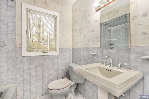 686 Victoria Ave, Paramus NJ  07652-1944 exterior
