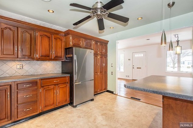 686 Victoria Ave, Paramus NJ  07652-1944 exterior
