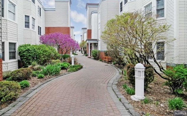 321 The Promenade, Edgewater NJ  07020-2115 exterior