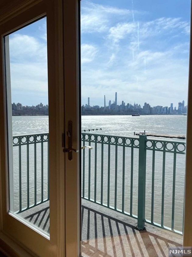 321 The Promenade, Edgewater NJ  07020-2115 exterior
