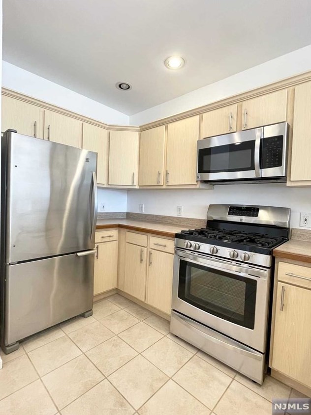 321 The Promenade, Edgewater NJ  07020-2115 exterior
