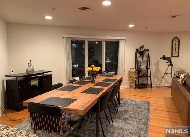 40 Legend Hills Dr, Edgewater, NJ 07020