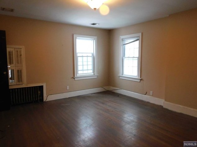 52 Burlington Rd, Tenafly NJ 07670-2502 exterior