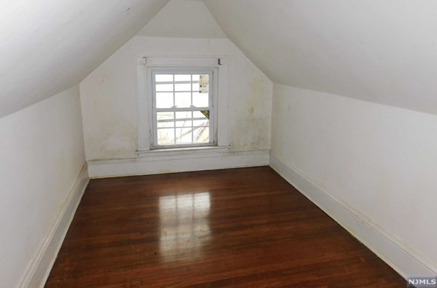 52 Burlington Rd, Tenafly NJ 07670-2502 exterior