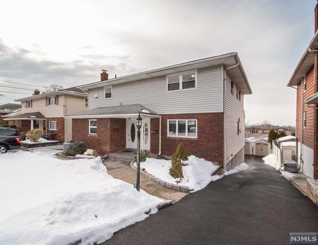 537 8th St, Palisades Park, NJ 07650