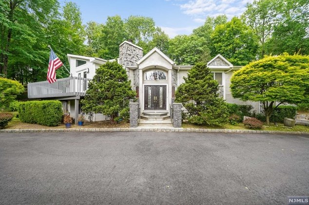 826 Darlington Ave, Mahwah, NJ 07430