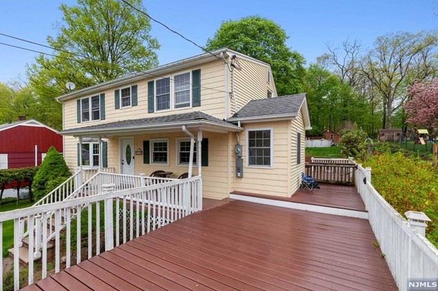 82 Seminole Ave, Oakland, NJ 07436