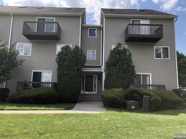 81 Presidential Dr, Englewood, NJ 07631