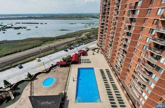 216 Harmon Cove Tower #216, Secaucus, NJ 07094