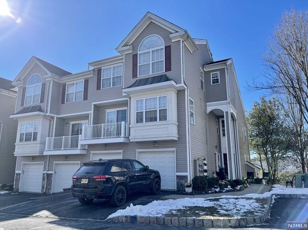 72 Lakeview Ct, Pompton Falls, NJ 07442-1466