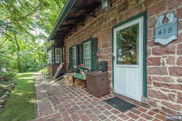 618 River Rd, N Milford, NJ 07646