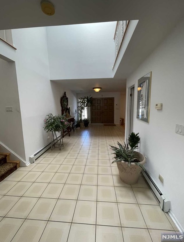 742 Buchanan Ct, Paramus, NJ 07652-1702