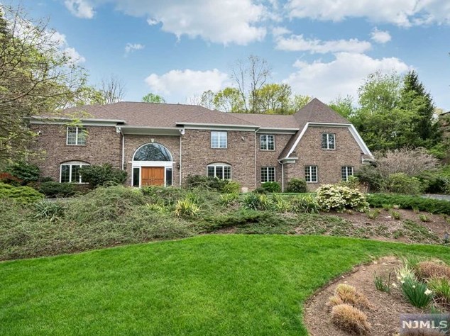 26 Sunflower Dr, Upper Saddle River, NJ 07458