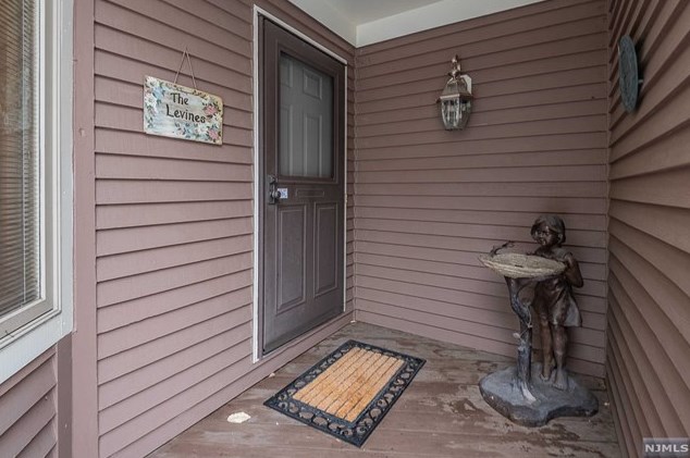 242 Westervelt Ln, Mahwah, NJ 07430
