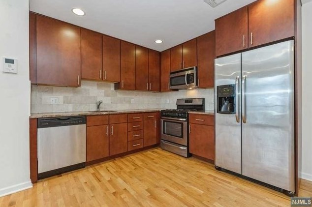 17 Meadow Rd #202, Rutherford, NJ 07070