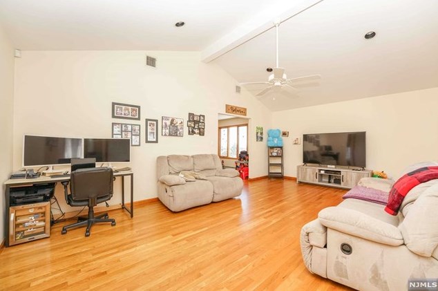 521 6th St #2, Carlstadt, NJ 07072