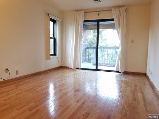 1491 John St, West Fort Lee, NJ 07024