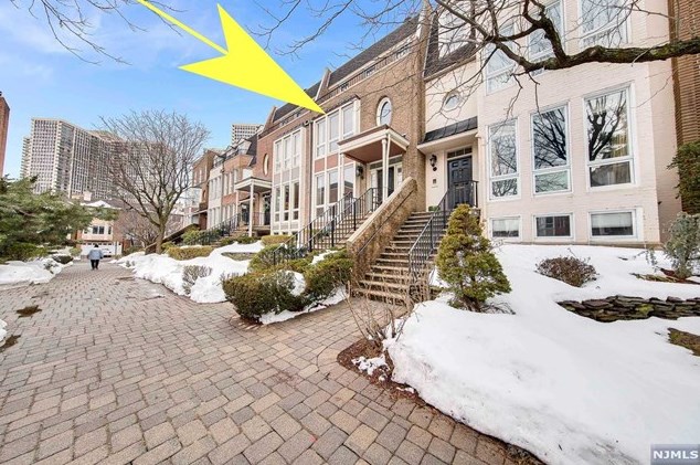 66 Kings Ct, West Fort Lee, NJ 07024-1811