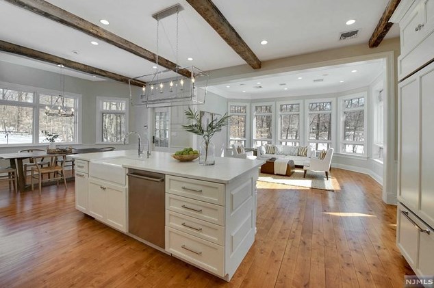 2 Lookout Dr, Upper Saddle River, NJ 07458