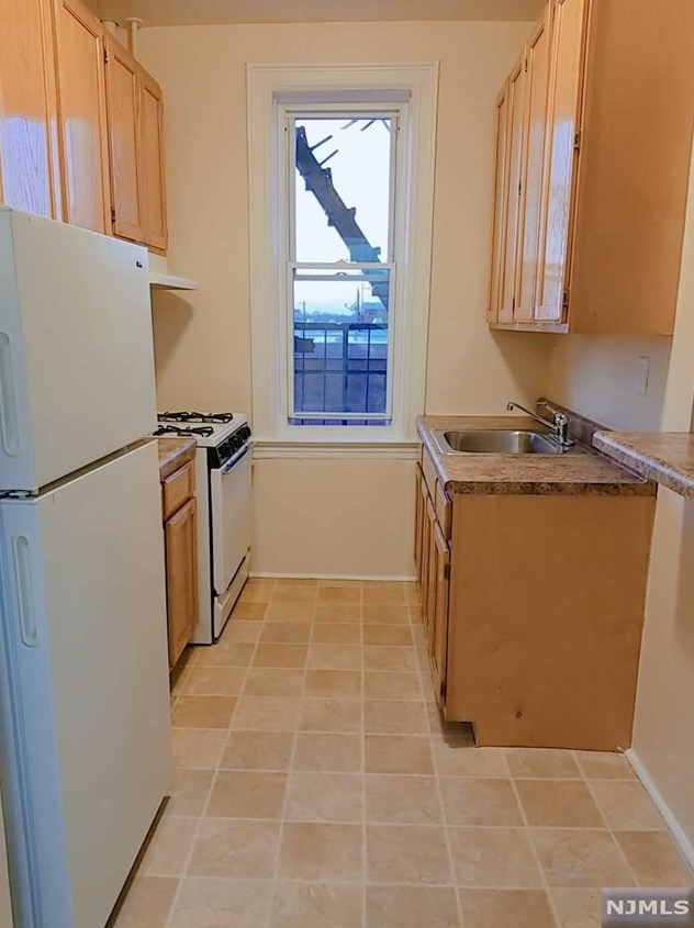 30 W Harriet Ave #9w, Palisades Park, NJ 07650