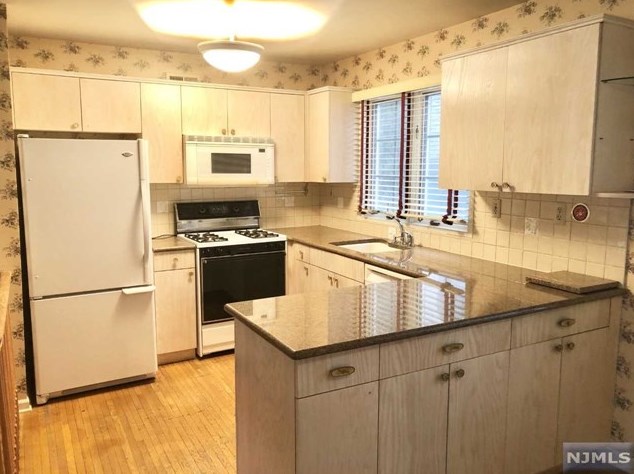 11 Tanager Ct, Wayne NJ 07470-8422 exterior