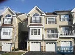 124 Mountainside Dr, Pompton Falls, NJ 07442-1759