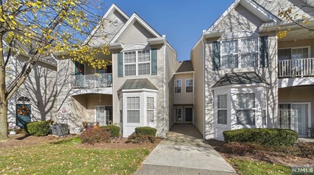 470 Cambridge Dr, Kinnelon, NJ 07405