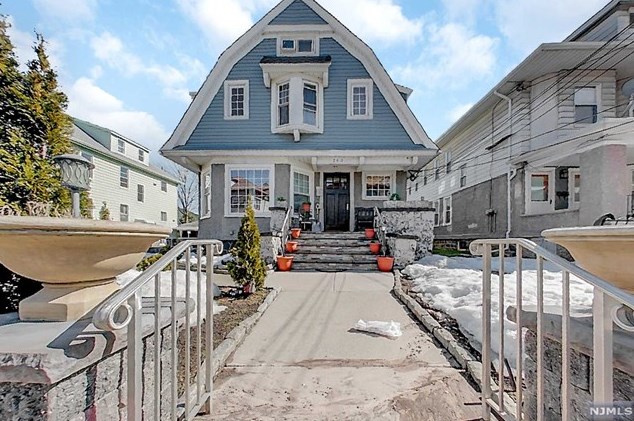 780 Edgewood Ln, Cliffside Park, NJ 07010-2628