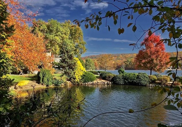 978 Pines Lake Dr, Wayne, NJ 07470